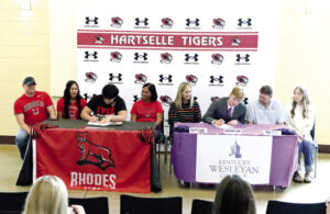 Lee, Metz sign to play college football